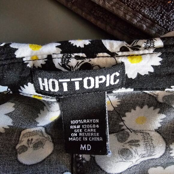 Skulls and Daisies Button Up Shirt Hot Topic Size Medium Jrs Oversized Fit - Picture 4 of 8